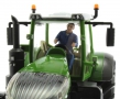 AT-Collections 32139 - Russel fährt Traktor auf Siku Trecker nah