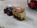 Farmworld Fehmarn Winter 2014 - Strohballen auf Anhänger