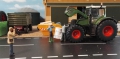 Diorama 1:32 - Bauer repariert Traktor mit Fotograf