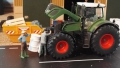 Diorama 1:32 - Bauer repariert Traktor davor