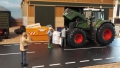 Diorama 1:32 - Bauer repariert Traktor mit Kameramann