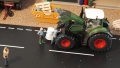 Diorama 1:32 - Bauer repariert Traktor oben
