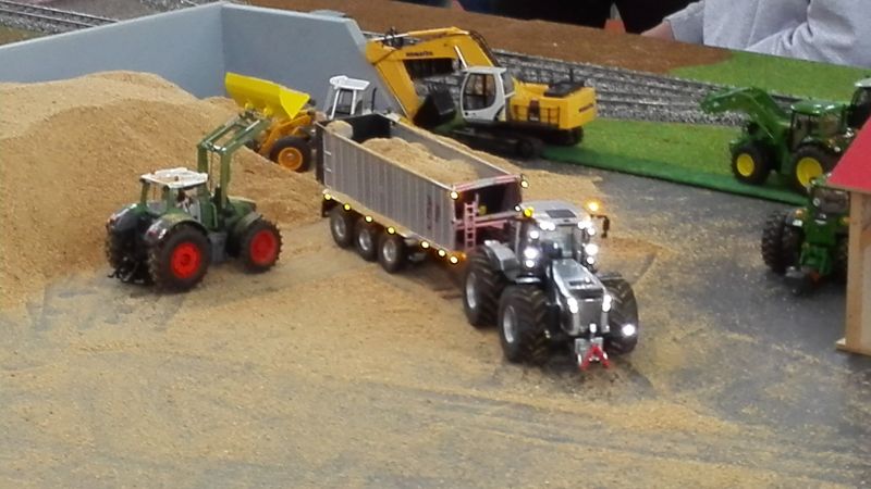 Traktorado 2014 in Husum - Siku Controll Bagger und Fendt beim Sandverladen