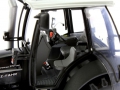 Universal Hobbies 4256 - Deutz-Fahr Agrotron TTV 430 Black Edition Sitz links