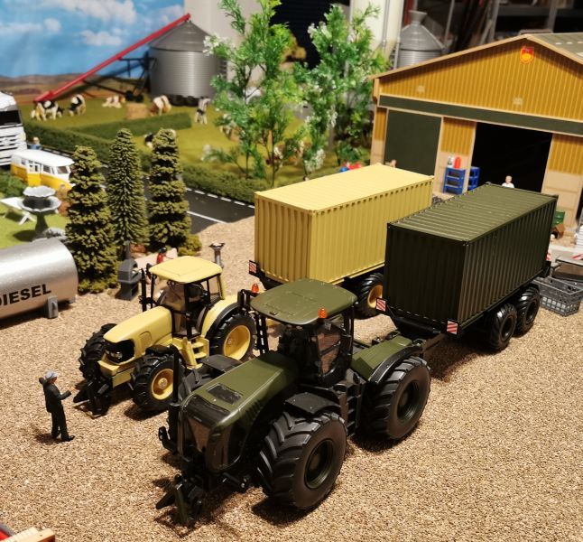 Siku Traktoren Claas Xerion 5000 und John Deere Militär 1:32